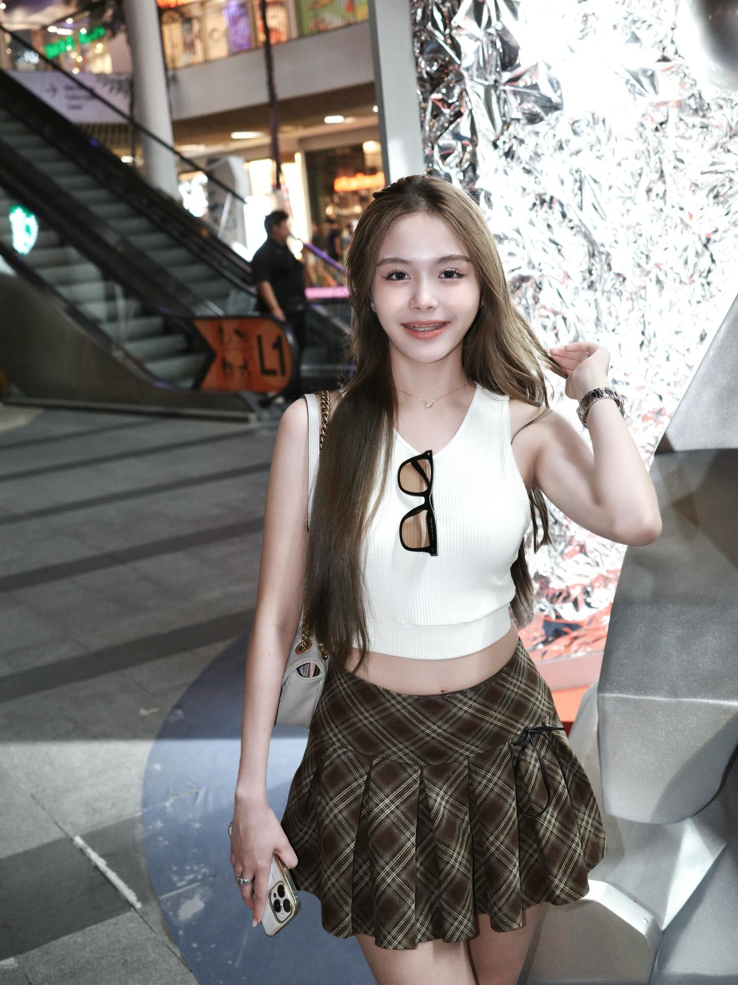 น้องน้ำแฟนครูเต้ย หรือ narmhns โพสท่าถ่ายรูปสวย ๆ